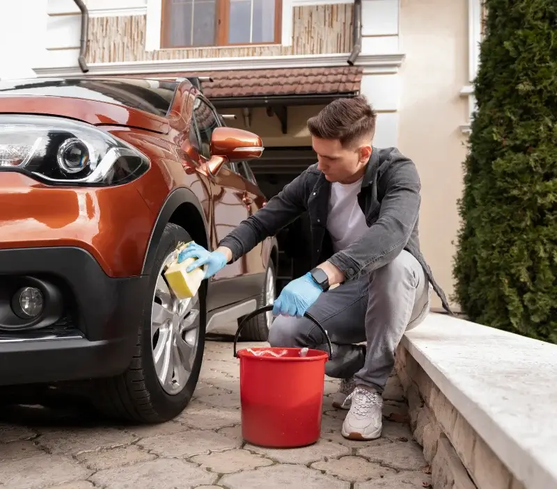 Lavage auto à domicile Changy : professionnel intervenant sur un véhicule